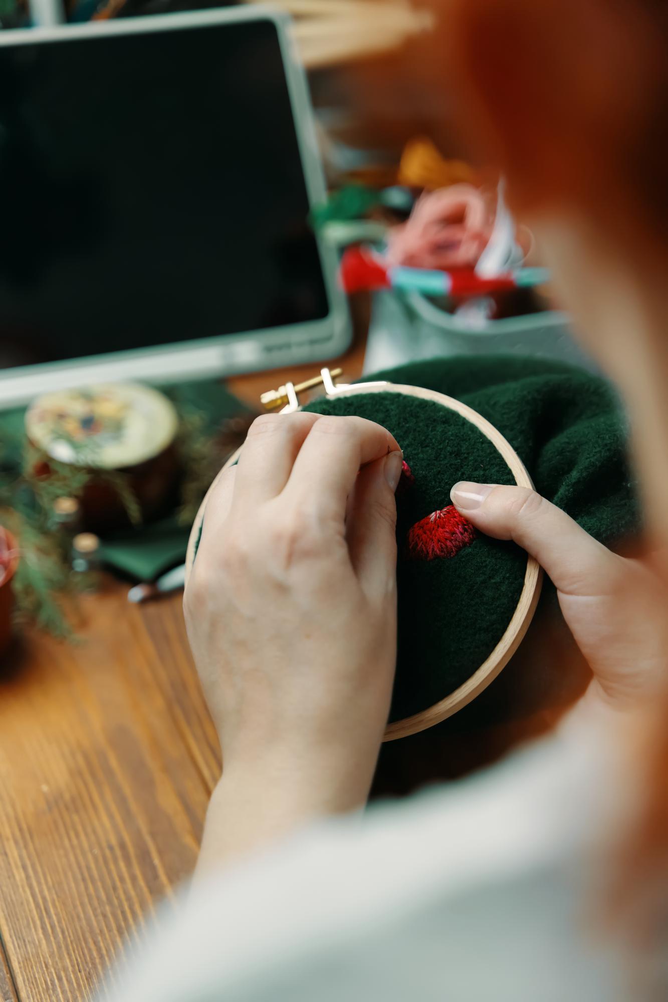 Mani che ricamano dettaglio stitch
